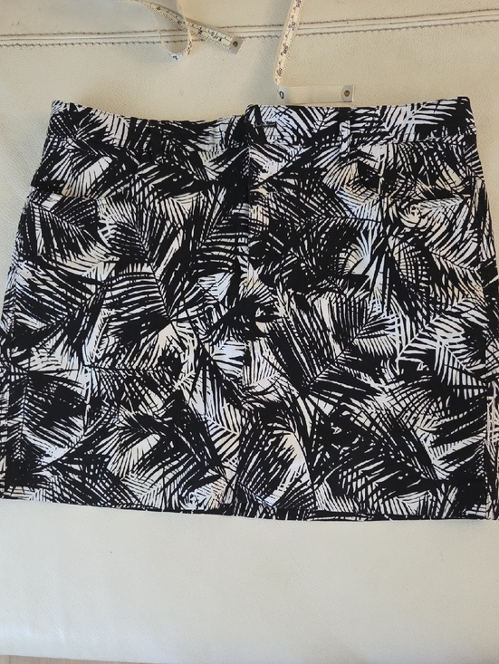 Mario Serrani Pants - Mario Serrani Black and White‎ Palm-Print Women's Shorts